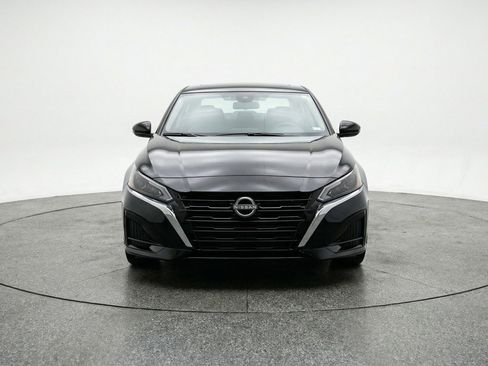 Used 2025 Nissan Altima 2.5 SV image 2