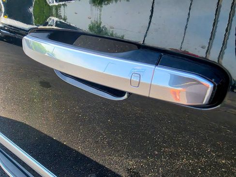 Used 2019 Cadillac Escalade Luxury AWD/4WD image 16