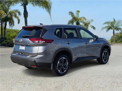 Used 2024 Nissan Rogue SV w/ SV Premium Package image 4