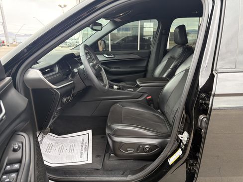 Used 2024 Jeep Grand Cherokee Altitude image 14