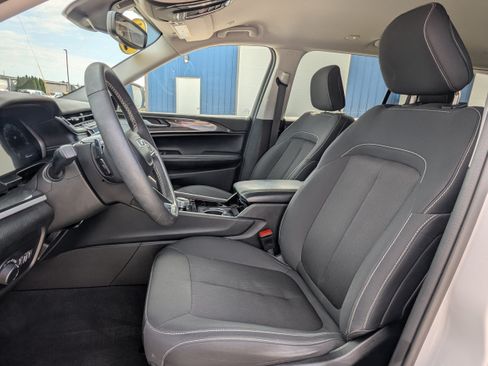 Used 2023 Jeep Grand Cherokee L Laredo w/ Luxury Tech Group I AWD/4WD image 10
