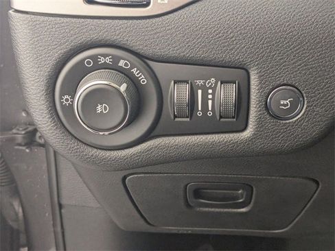 Used 2019 Jeep Cherokee Limited w/ Technology Group image 16