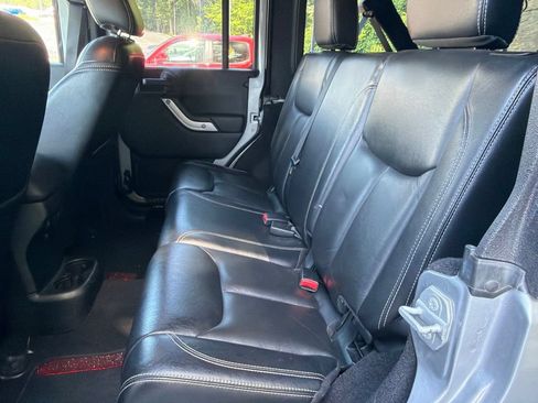 Used 2015 Jeep Wrangler Unlimited Sahara w/ Connectivity Group AWD/4WD image 12