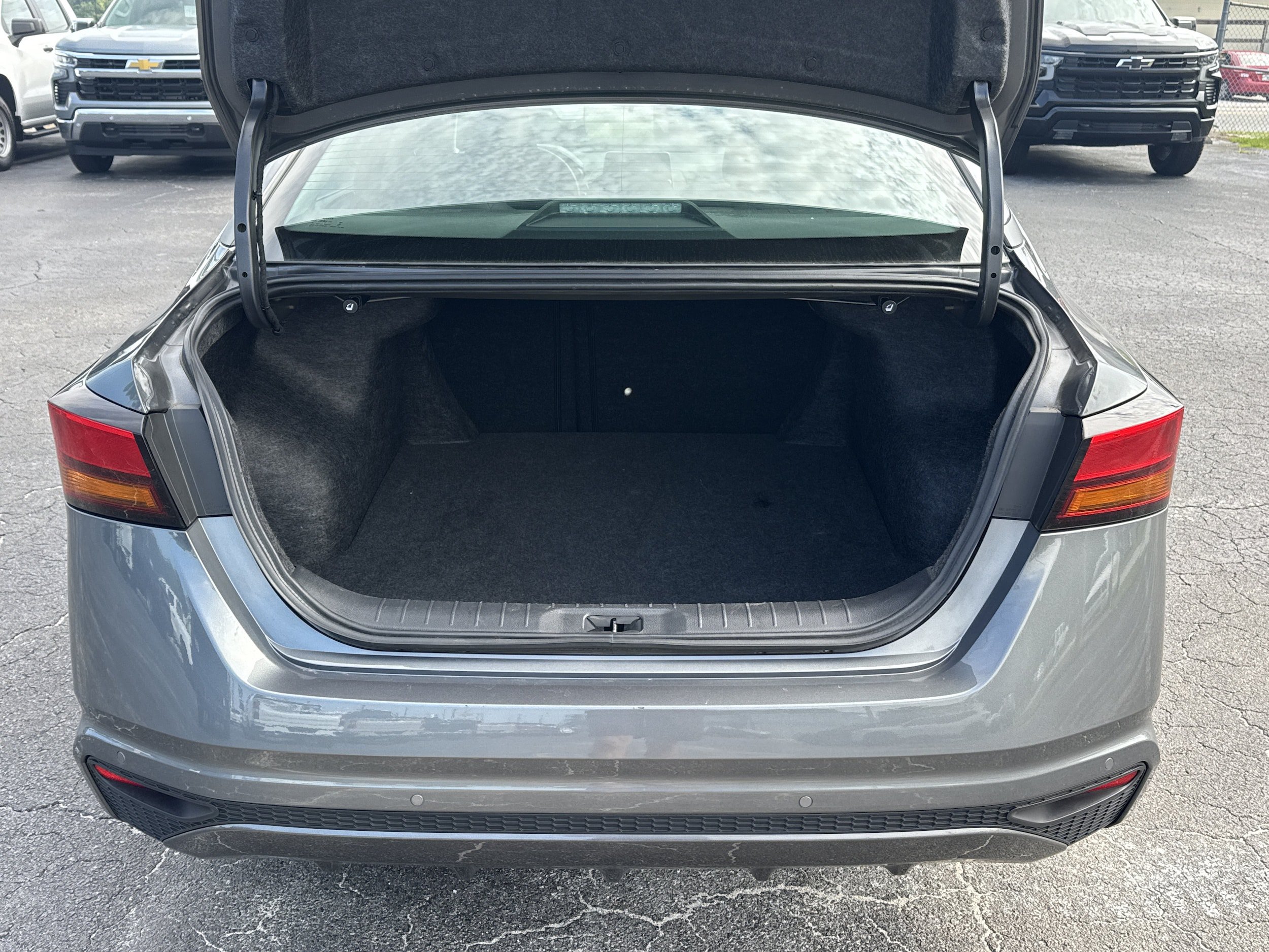 Used 2025 Nissan Altima 2.5 SV FWD image 14