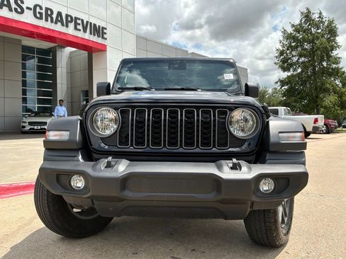 Used 2025 Jeep Wrangler Unlimited Sport AWD/4WD image 3