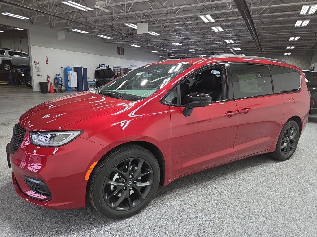 New 2026 Chrysler Pacifica Select w/ S Appearance Package FWD image 3