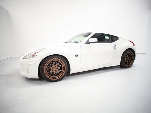 Used 2011 Nissan 370Z Coupe image 3