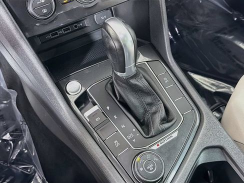 Used 2018 Volkswagen Tiguan SEL AWD/4WD image 18