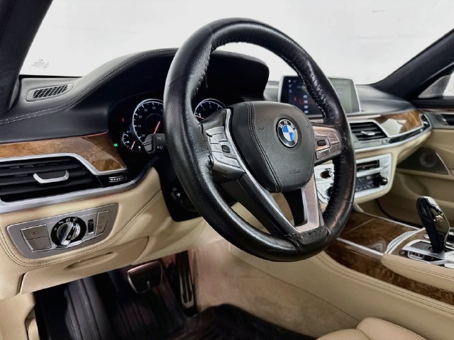 Used 2018 BMW 750i RWD image 20