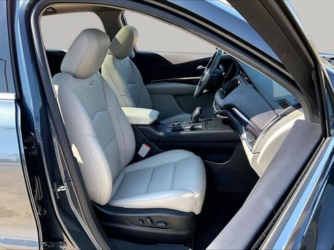 Used 2019 Cadillac XT4 Luxury w/ Cold Weather Package FWD image 9