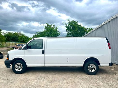Used 2023 GMC Savana 2500 Extended w/ Driver Convenience Package image 3