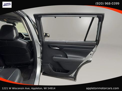 Used 2022 Toyota Highlander XLE AWD/4WD image 47