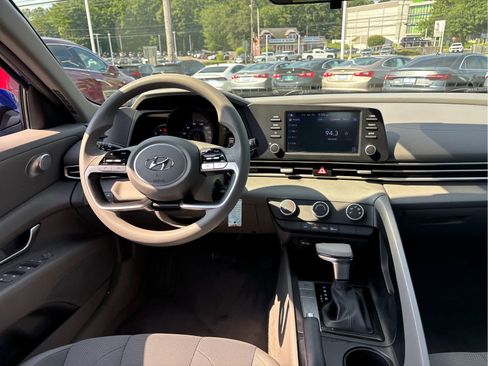 Used 2022 Hyundai Elantra SE w/ Preferred Accessory Package FWD image 21