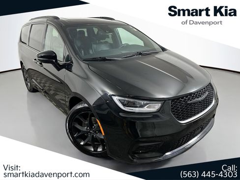 Used 2025 Chrysler Pacifica Limited image 1