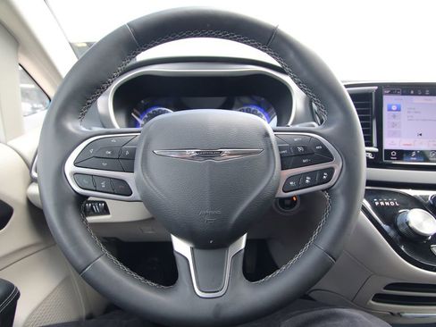 Used 2023 Chrysler Pacifica Touring-L image 20