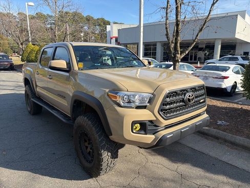 Used 2017 Toyota Tacoma TRD Off-Road image 5