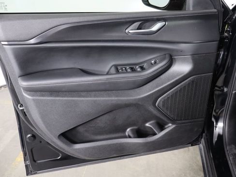 Used 2025 Jeep Grand Cherokee Altitude RWD image 19