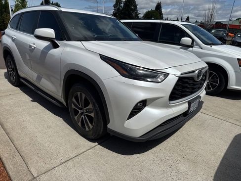 Used 2023 Toyota Highlander XLE FWD image 2