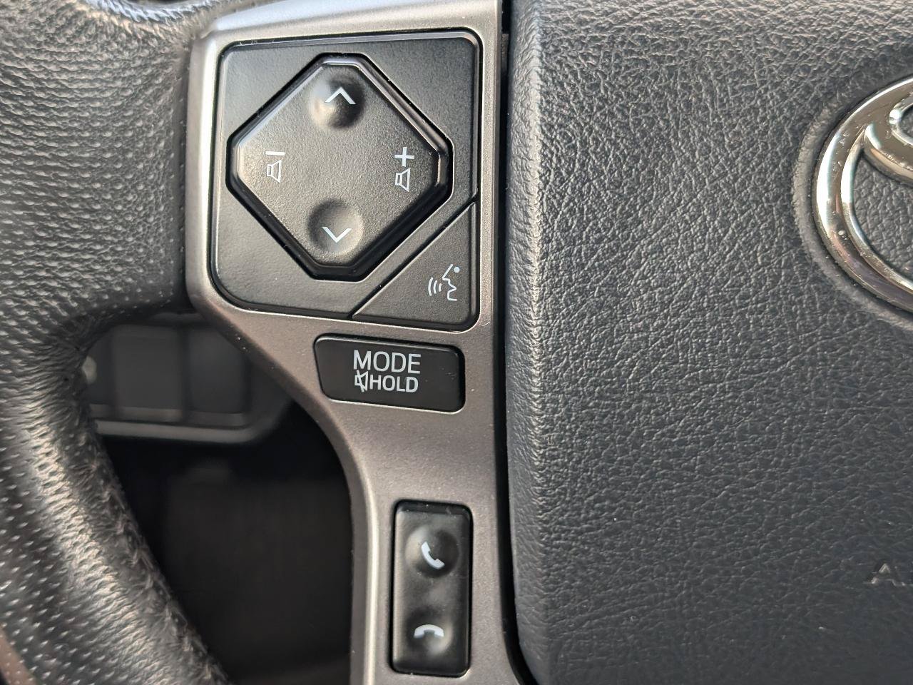 Used 2020 Toyota Tacoma SR5 AWD/4WD image 12