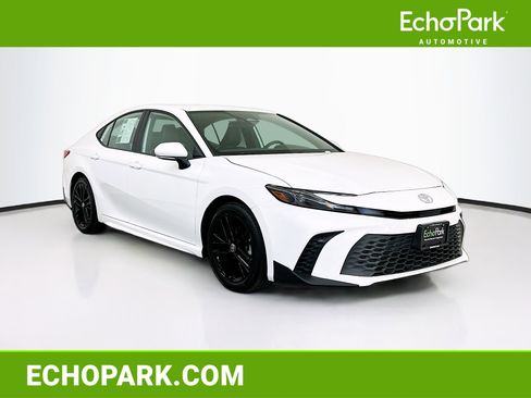 Used 2025 Toyota Camry SE FWD image 1