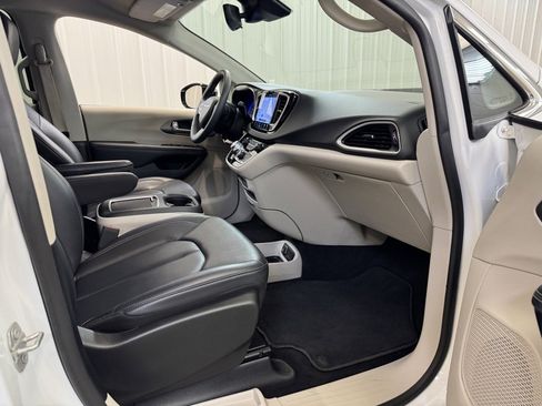 Used 2024 Chrysler Pacifica Touring-L image 27
