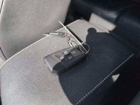 Used 2023 Volkswagen Tiguan SE R-Line image 28