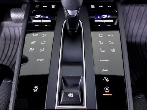 Used 2025 Porsche Macan image 18