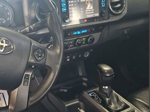 Used 2018 Toyota Tacoma TRD Off-Road AWD/4WD image 10