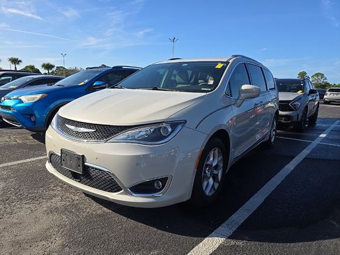 Used 2019 Chrysler Pacifica Touring-L Plus image 4