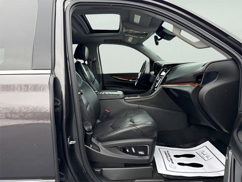 Used 2015 Cadillac Escalade Luxury image 10