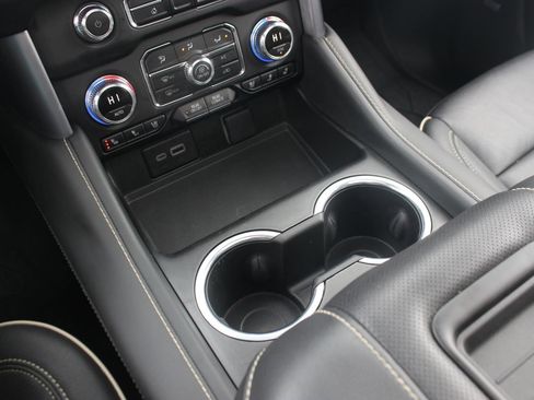 Used 2023 GMC Yukon SLT w/ SLT Premium Package image 34