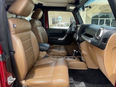 Used 2012 Jeep Wrangler Sahara w/ Connectivity Group AWD/4WD image 19