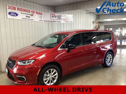 Used 2025 Chrysler Pacifica Select