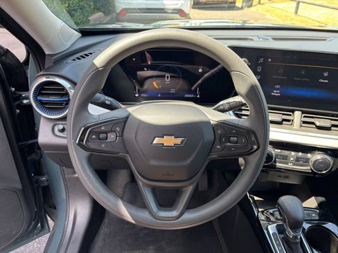 Used 2025 Chevrolet Trax LT FWD image 28