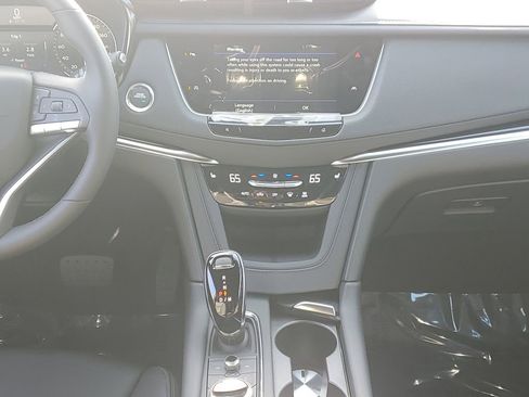 New 2025 Cadillac XT6 Luxury image 15