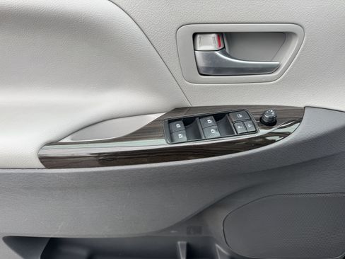 Used 2017 Toyota Sienna XLE Premium image 9