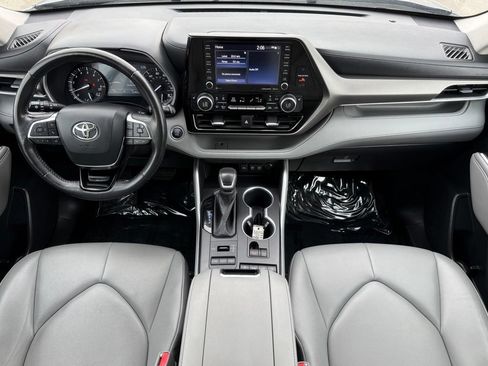 Used 2021 Toyota Highlander XLE AWD/4WD image 21