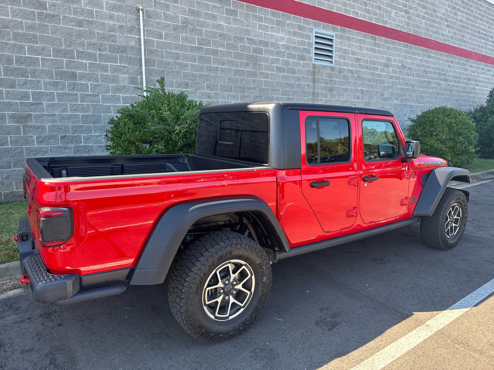 Used 2024 Jeep Gladiator Rubicon w/ Safety Group AWD/4WD image 5
