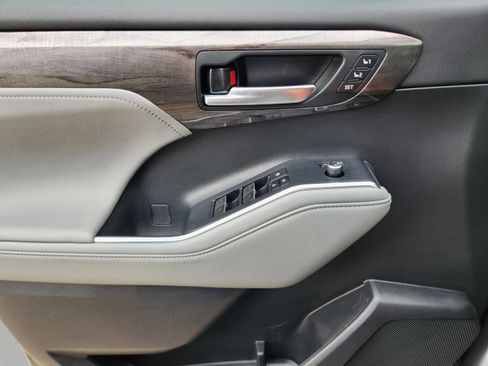 Used 2023 Toyota Highlander Limited FWD image 18