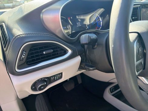 Used 2023 Chrysler Pacifica Touring-L image 12