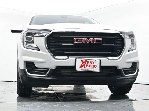 Used 2024 GMC Terrain SLE image 23