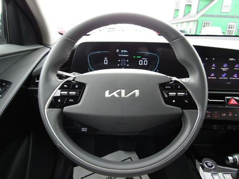Used 2024 Kia Niro EX image 10