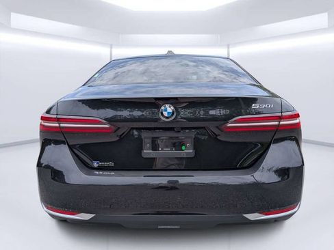 Used 2025 BMW 530i w/ Premium Package RWD image 4