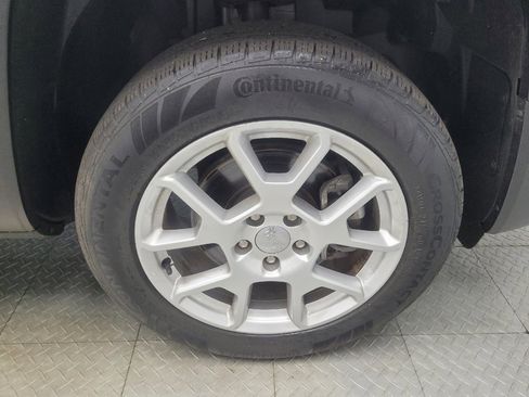 Used 2019 Jeep Renegade Latitude AWD/4WD image 31
