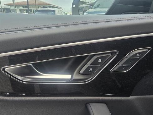 Used 2025 Audi Q8 Prestige w/ Prestige Package image 21