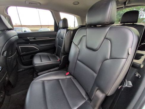 Used 2025 Kia Telluride S FWD image 27