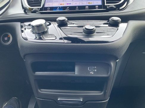 New 2026 Chrysler Pacifica Select image 30