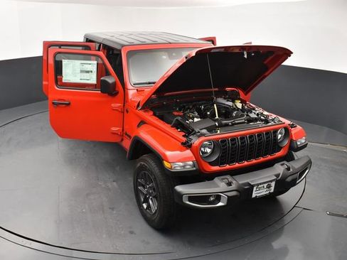 Used 2024 Jeep Gladiator Sport image 24