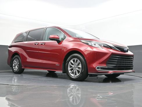 Used 2021 Toyota Sienna XLE image 63