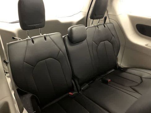 Used 2020 Chrysler Pacifica Limited w/ Advanced Safetytec Group FWD image 23